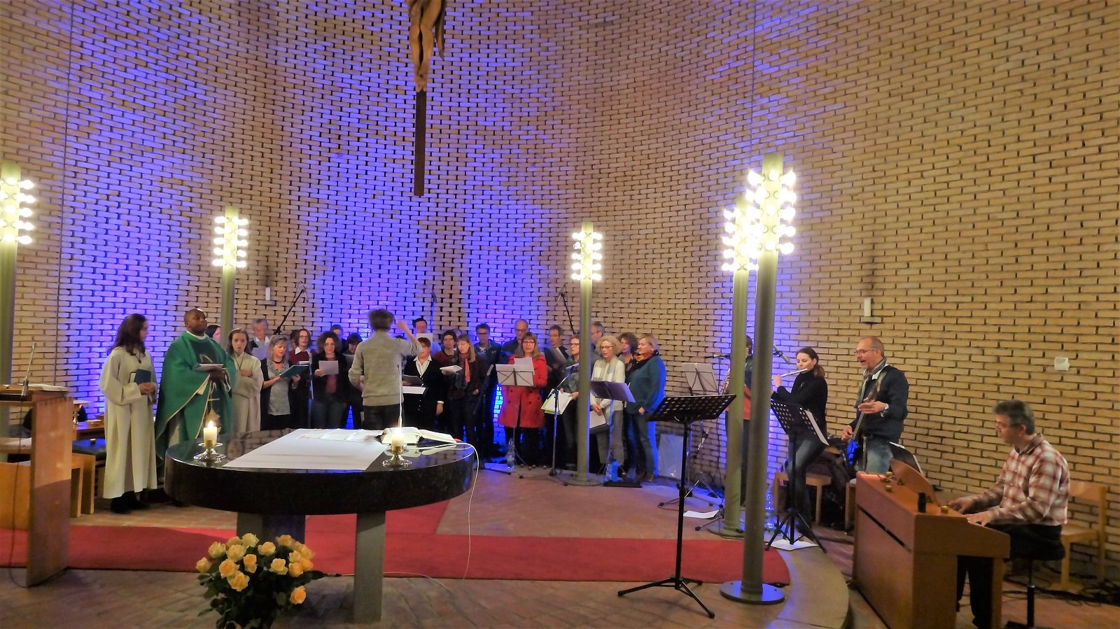 Chor und Band Neue Wege in der Franz von Sales Kirche (c) SE Rheinbogen